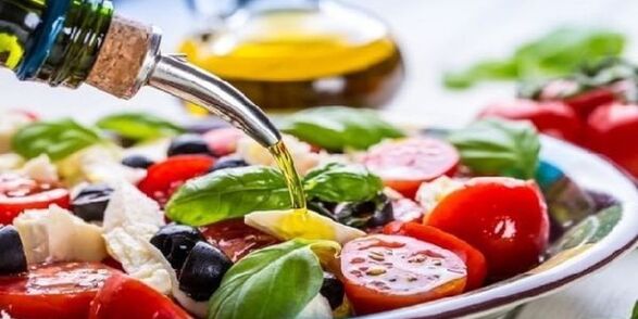 Bei der Zubereitung mediterraner Diätgerichte müssen Sie unbedingt Olivenöl verwenden.