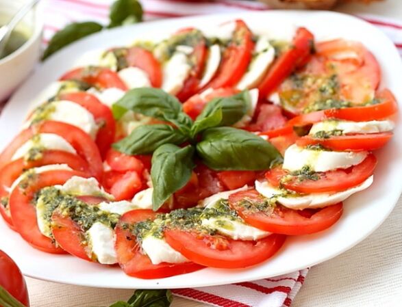 Caprese ist eine ausgezeichnete Vorspeise für alle, die sich mediterran ernähren.