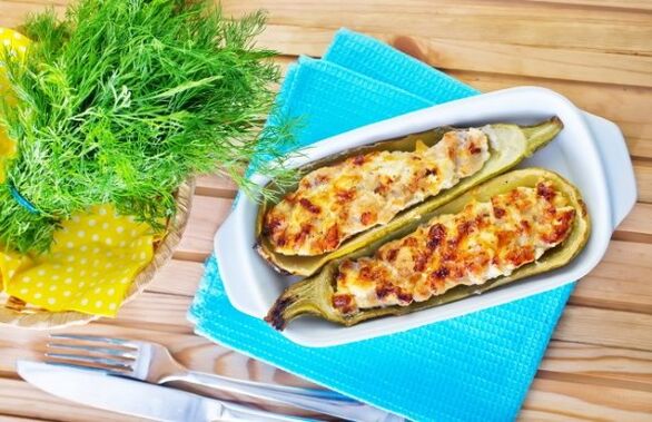 Die mediterrane Ernährung ist reich an Gemüsegerichten, wie zum Beispiel Zucchini mit Feta-Käse