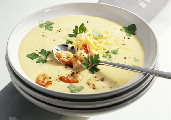 Ein Mittagessen mit mediterraner Ernährung könnte Käsecreme und Meeresfrüchtesuppe umfassen.