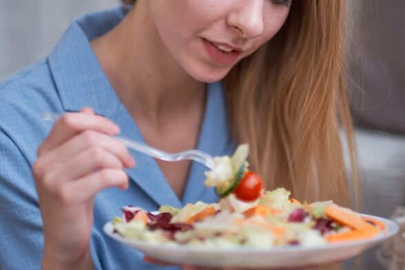 Eine Frau änderte ihren Lebensstil und verlor dank einer mediterranen Diät an Gewicht