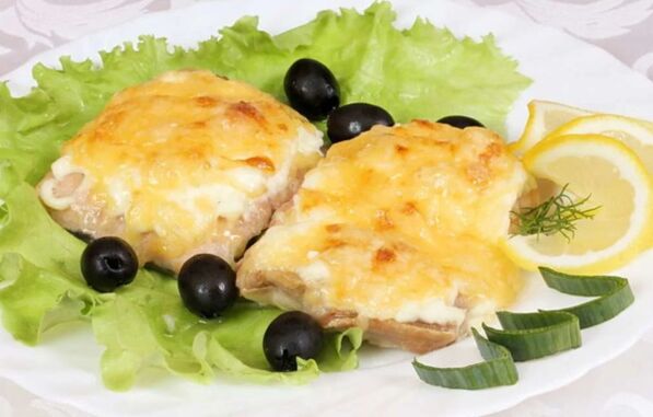 Gebackener Fisch mit Käse ist ein schmackhaftes und gesundes Gericht auf der Speisekarte der mediterranen Ernährung.