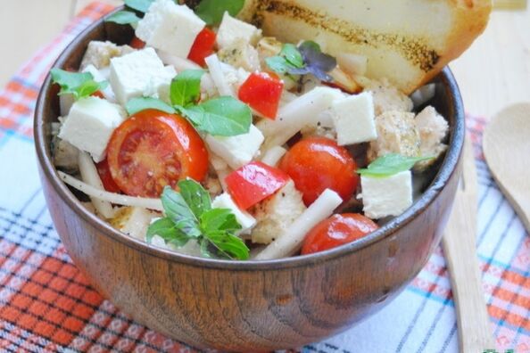 Müslisalat mit Basmatireis für alle, die im Rahmen einer mediterranen Diät abnehmen möchten