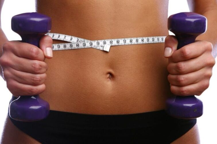 Fitness Hanteln in den Händen eines fitigen Mädchens