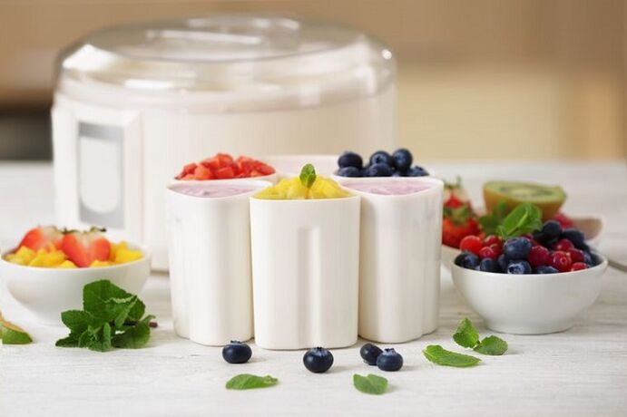 Abnehmen von Obst und Beerenjoghurt