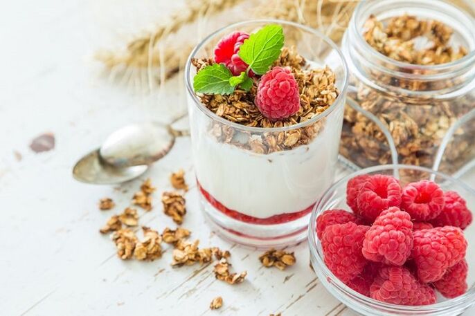 Joghurt mit Himbeeren und Müsli zur Gewichtsreduktion