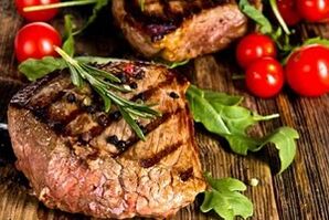Steak mit Gemüse und Gemüse für die Ketodiät