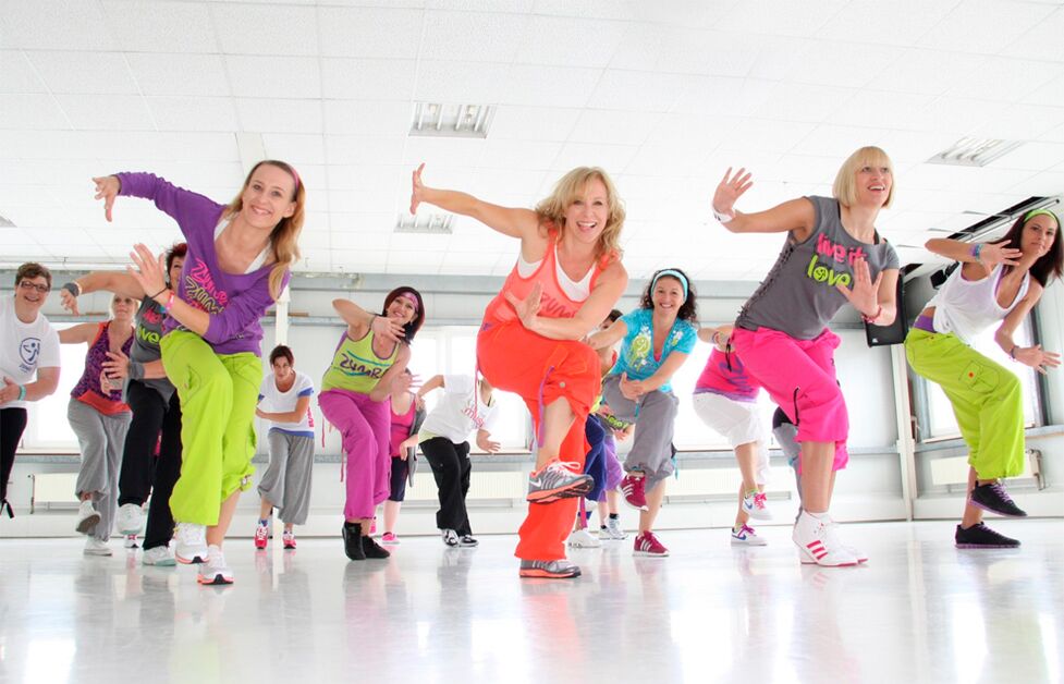 Zumba, um überschüssige Kalorien zu reduzieren