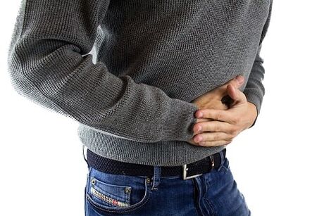 Ein Mann hat Symptome einer Gastritis